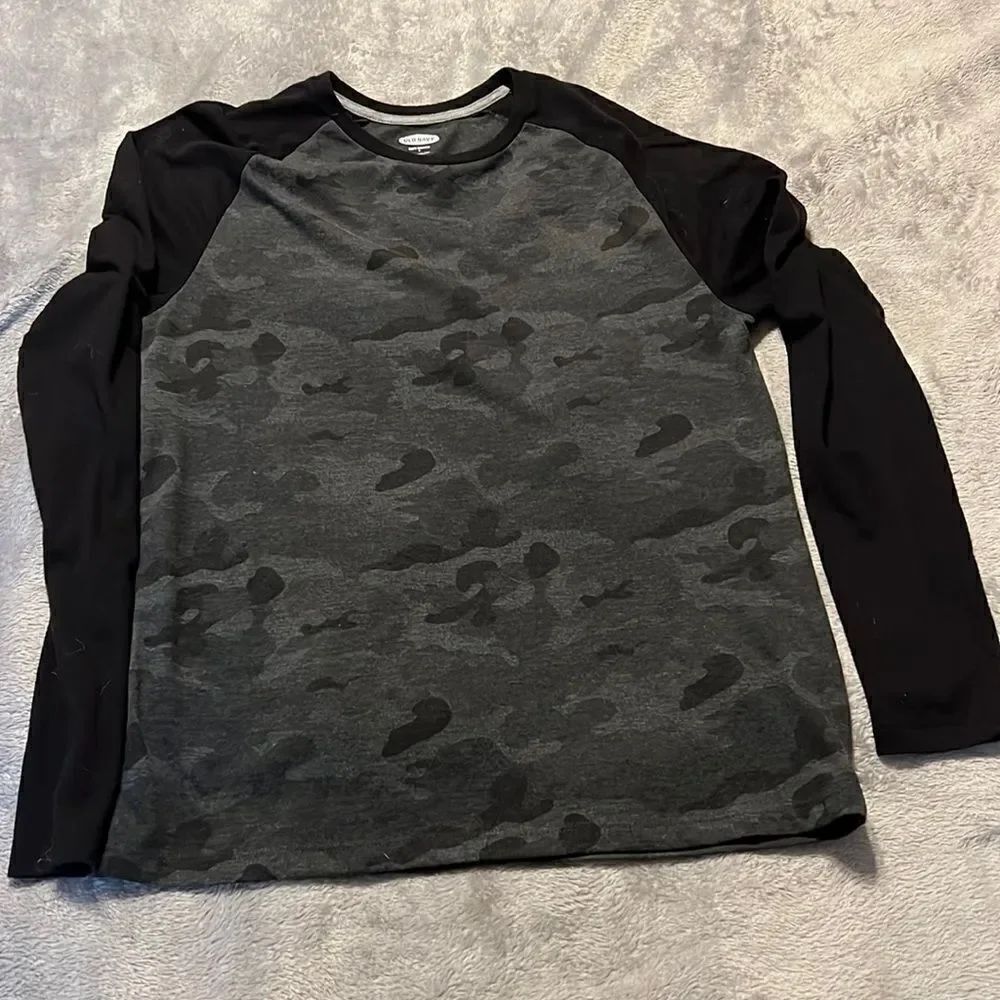 Old Navy Gray Camo Long Sleeve Shirt